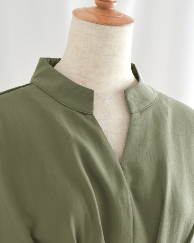 首元をすっきり見せるスタンドカラーデザイン。顔まわりを上品に引き立てます。