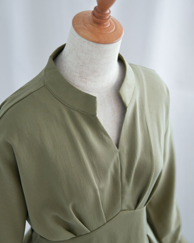 サイドから見たウエスト高め設計のフレアワンピースシルエット