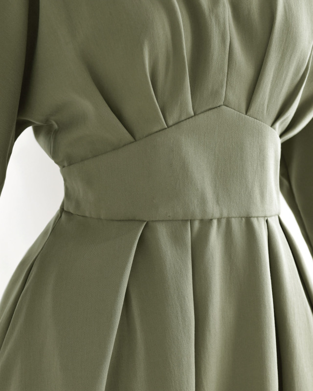 ウエスト切り替えが自然にくびれを強調し、スタイルアップを叶えるデザイン。