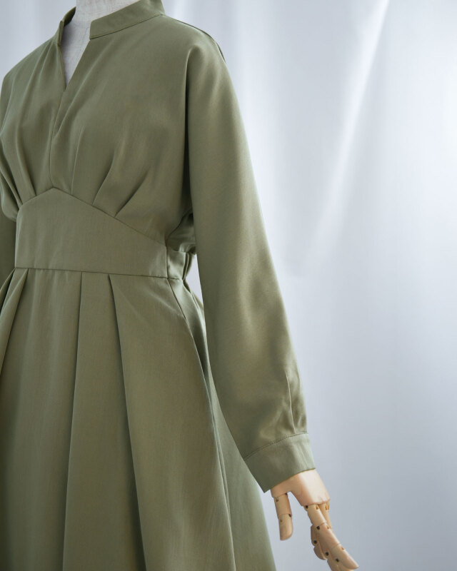 後ろウエストゴム仕様で楽にフィットするきれいめワンピース