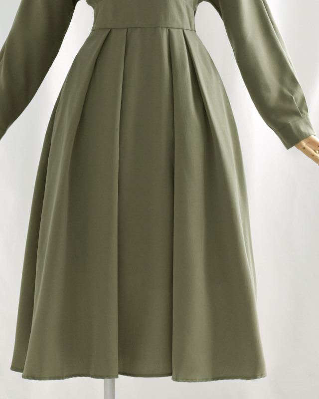 動くたびにふんわり揺れるフレアスカート。上品さと女性らしさを両立した一枚です。