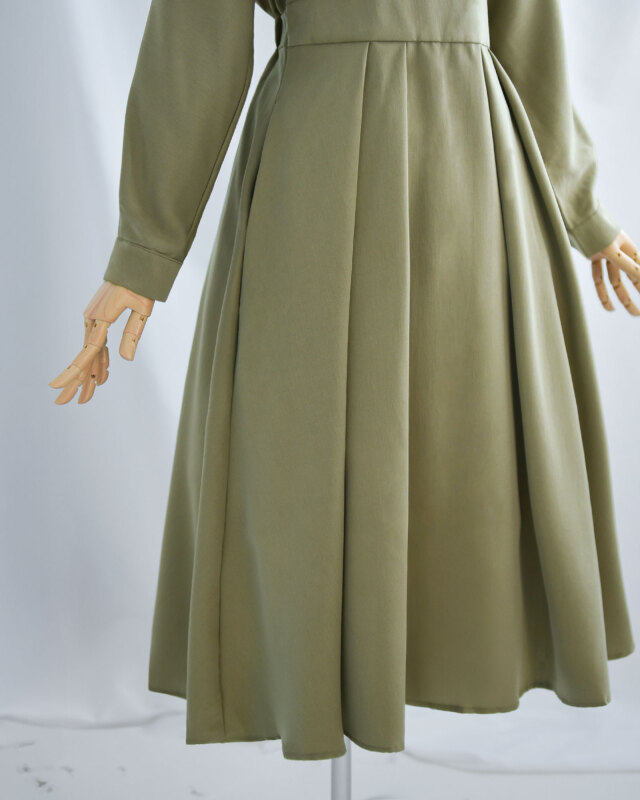 首に沿うスタンドカラーで上品に決まるきれいめワンピース