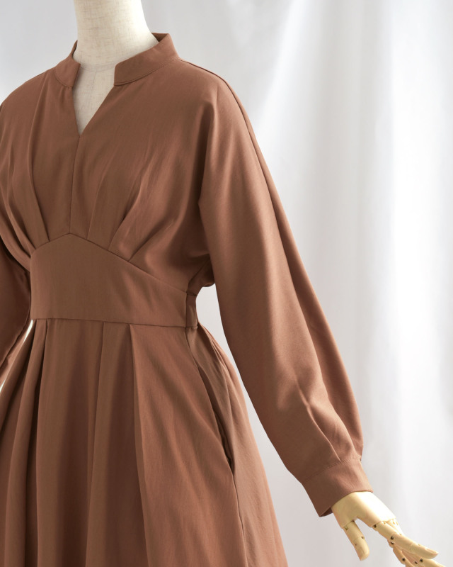 袖のボリュームが程よく、手首を細く見せるデザイン。きちんと感のある印象に。