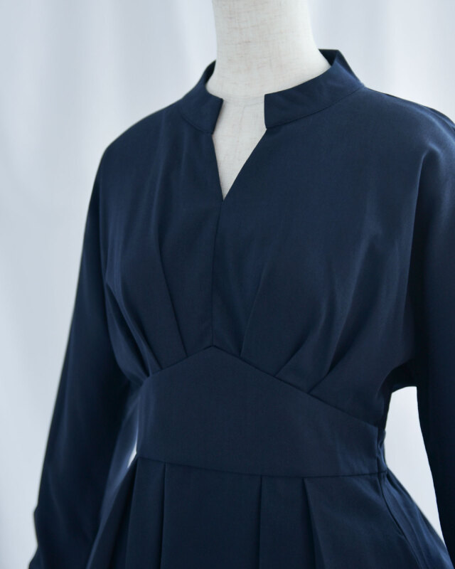 袖口ボタン付きカフスで手元まできちんと見える長袖ワンピース