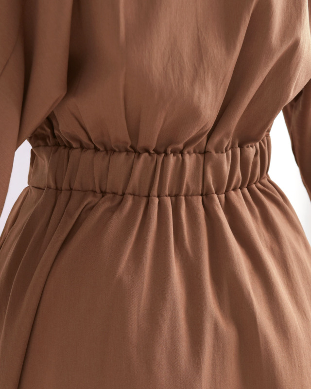 背面はゴム仕様で着心地も快適。長時間の着用でもストレスを感じにくい仕様です。