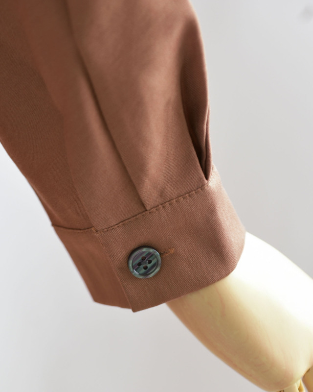 袖口にシェル風ボタンをあしらい、さりげなく高級感をプラス。