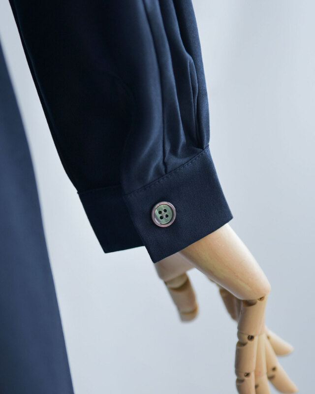 上品な落ち感のある生地感、きれいめワンピース素材アップ