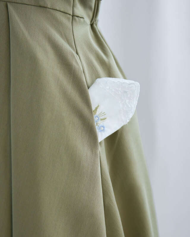 ネイビーの生地感アップ、きれいめワンピース素材と光沢感