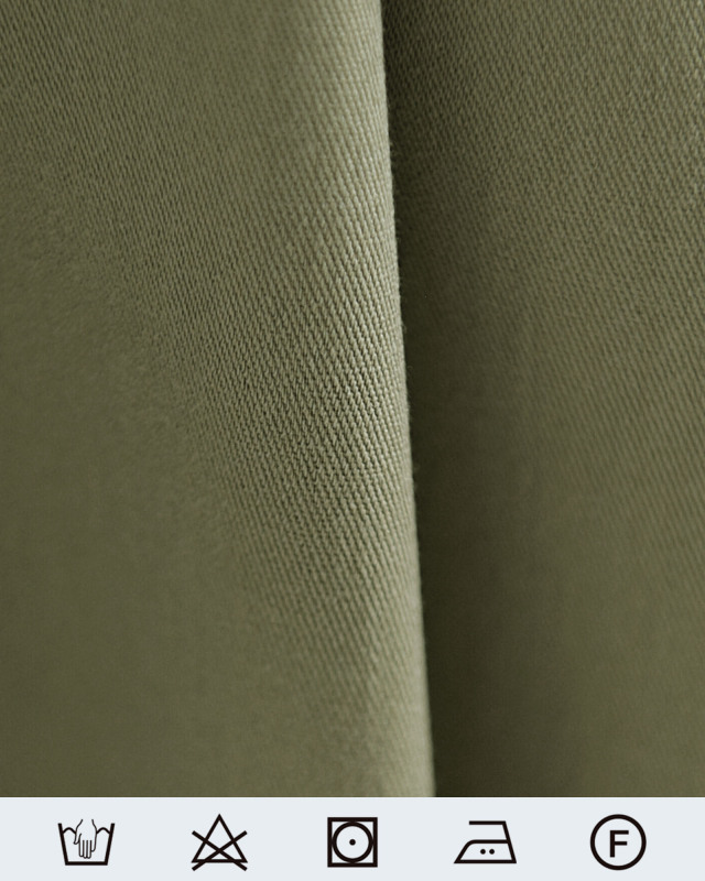 さらりとした質感でシワになりにくい素材。大人の女性に嬉しい上品な落ち感のある生地です。