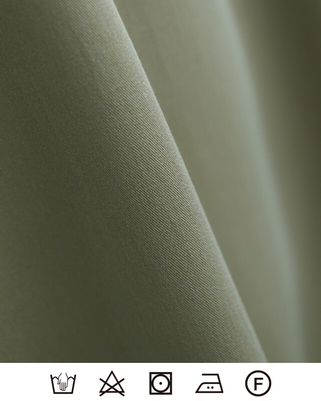 シワになりにくい上品素材、ネイビーのきれいめワンピース生地