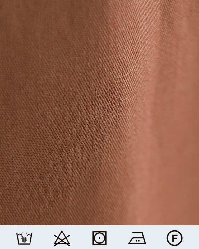 上品なブラウンカラーのさらりとした生地。ややマットな質感でシワになりにくく、きれいめ印象をキープします。