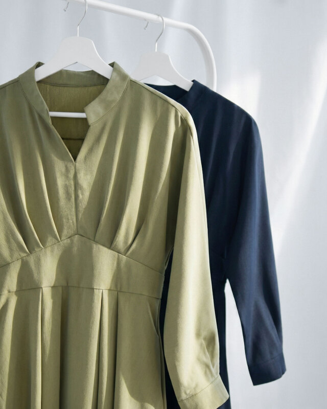 ネイビーの長袖フレアワンピース全身シルエット レジーナ【神戸ワンピース専門店】