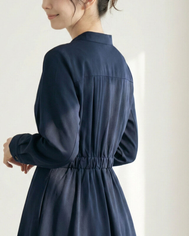 ネイビーの長袖フレアワンピース後ろ姿の着用イメージ レジーナ【神戸ワンピース専門店】