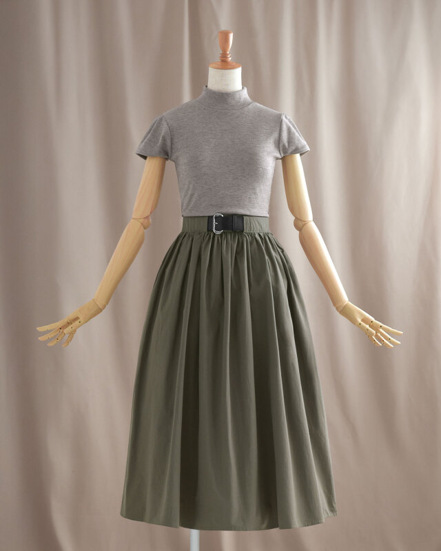 グレートップスとカーキスカートのコーディネート、シンプルで上品なデザインのワンピーススタイルです。