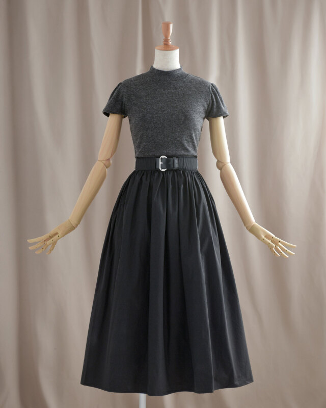 チャコールグレーのトップスと黒スカートの上品コーデ、大人の落ち着きを演出します。