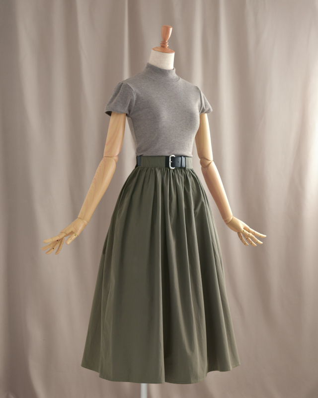 カーキスカート×グレートップスの組み合わせ、ナチュラルで上品な装いに仕上がります。