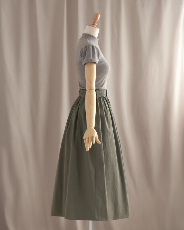 横から見てもすっきりしたシルエットで、体型をきれいに見せるデザインです。