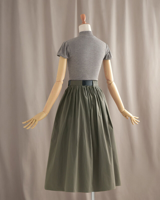 後ろ姿まできれいに映えるシルエット、ウエストのギャザーで女性らしさを引き立てます。