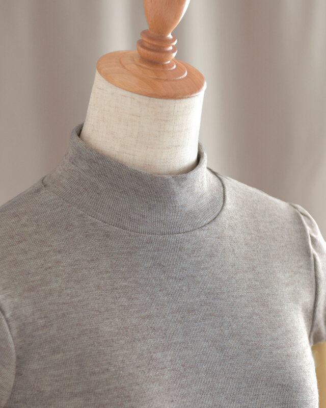 程よい高さのモックネックで首まわりを美しく見せ、上品な印象をプラスします。