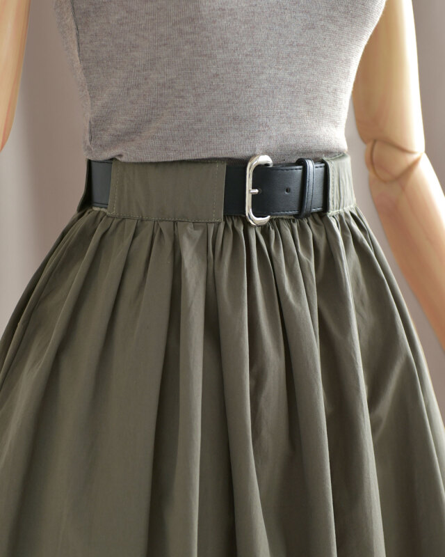 ウエストマークのベルト付きで、メリハリのあるシルエットを叶えます。