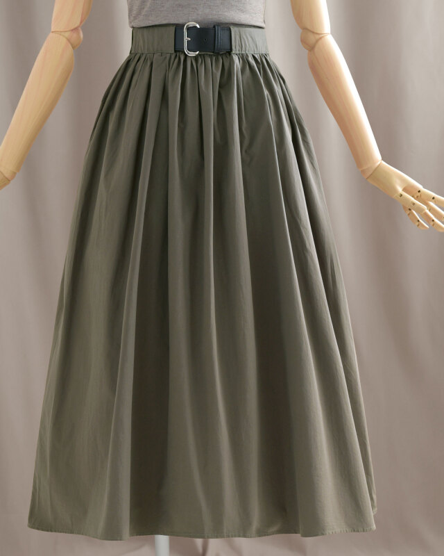 ギャザーをたっぷり寄せたスカート、ふんわり広がる美しいシルエットが特徴です。