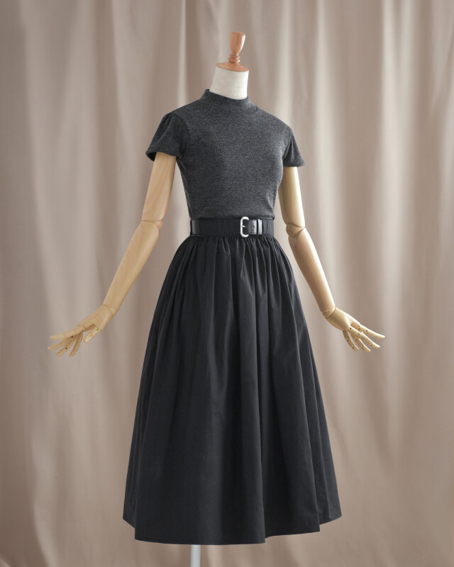 シックなチャコールグレーのトップス、柔らかい風合いで着心地も快適です。