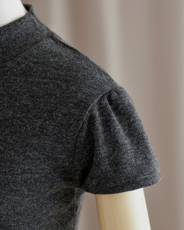 ブラックスカートの裾アップ、生地の落ち感がきれいめコーデを格上げします。