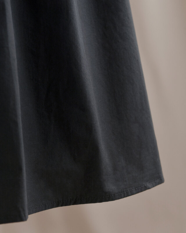 カーキスカートとチャコールトップスのカラーバリエーション、どちらも大人上品な印象です。