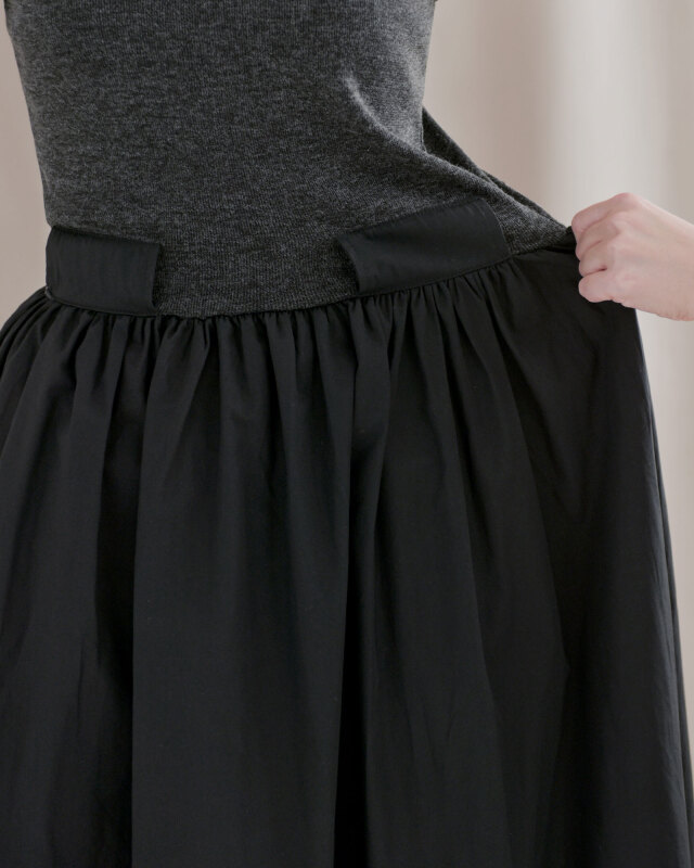 ウエスト部分に伸縮性があり、フィット感と快適さを兼ね備えています。