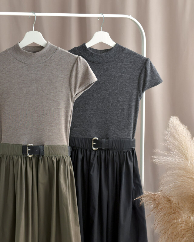 カーキとチャコールの2色展開、ハンガーに掛けても上品に映えるデザインです。レジーナ【神戸ワンピース専門店】