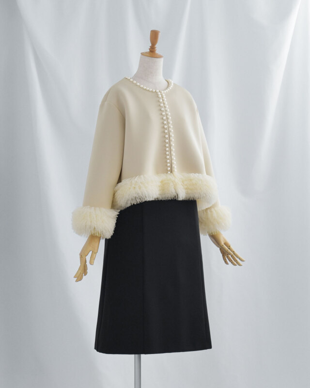 パールラインが縦を強調し、上半身をすっきり見せるデザイン。