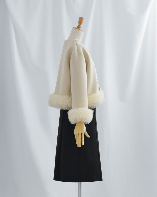 ネックラインのパール装飾でアクセサリー不要の華やかさ。