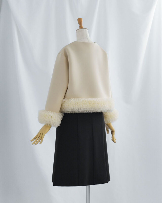 チュール切替が腰まわりを自然にカバーし体型悩みを解消。