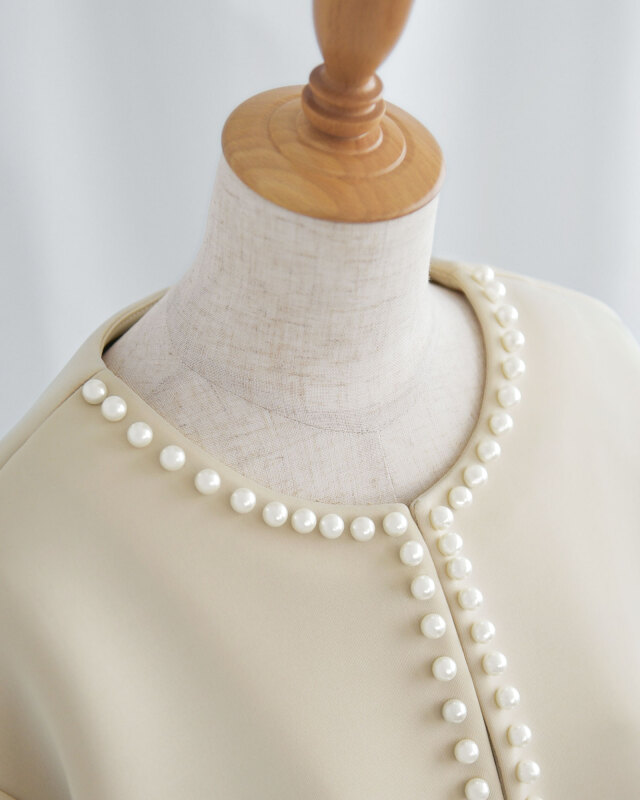 袖口のチュールが手元を女性らしく演出し二の腕もさりげなくカバー。