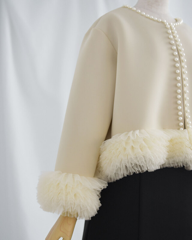 隠しホック仕様で着脱しやすく見た目はすっきり上品。