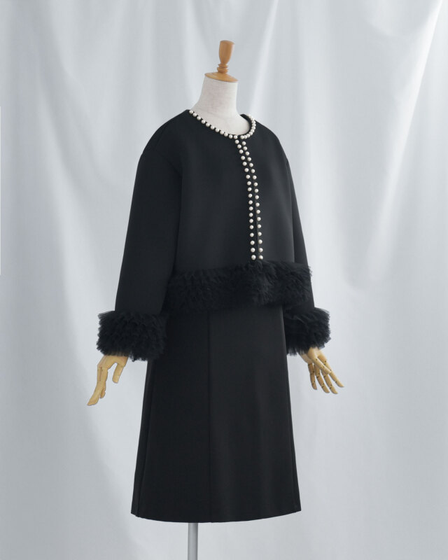 切替位置を高く見せるチュール使いでスタイルアップ効果。