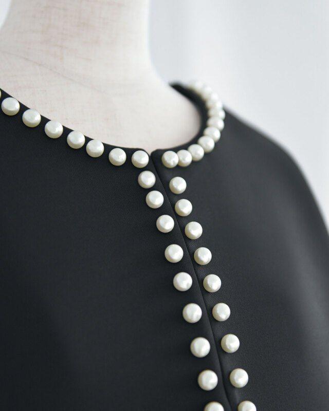 ブラックにパールが映えるフォーマル対応のきれいめワンピース。