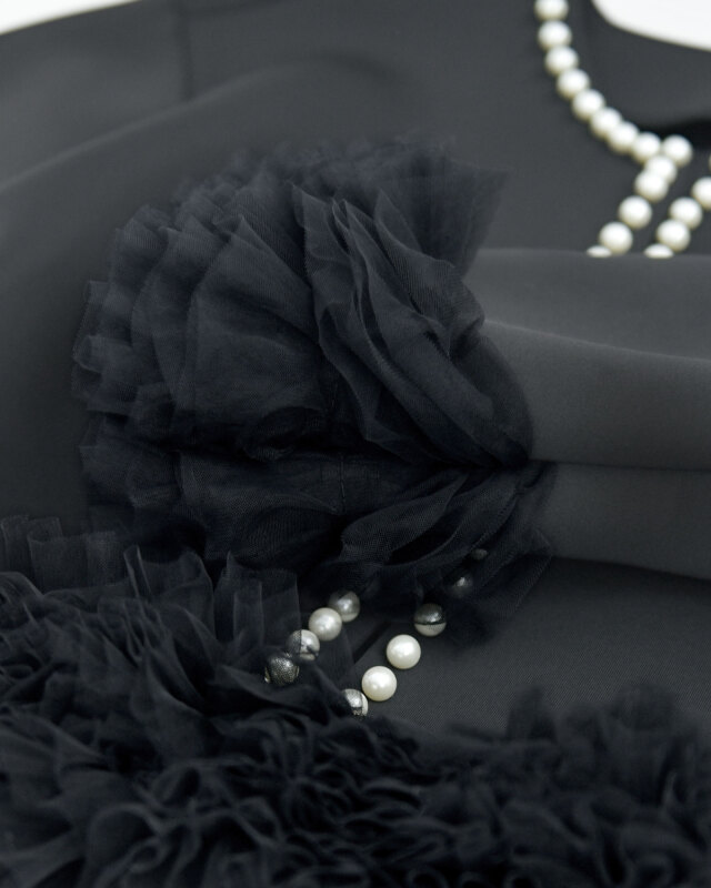 顔まわりを明るく見せるパールネックデザイン。