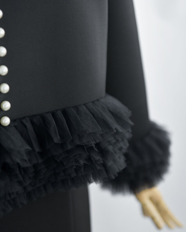 甘さを抑えたチュール切替で大人女性も着やすい仕様。