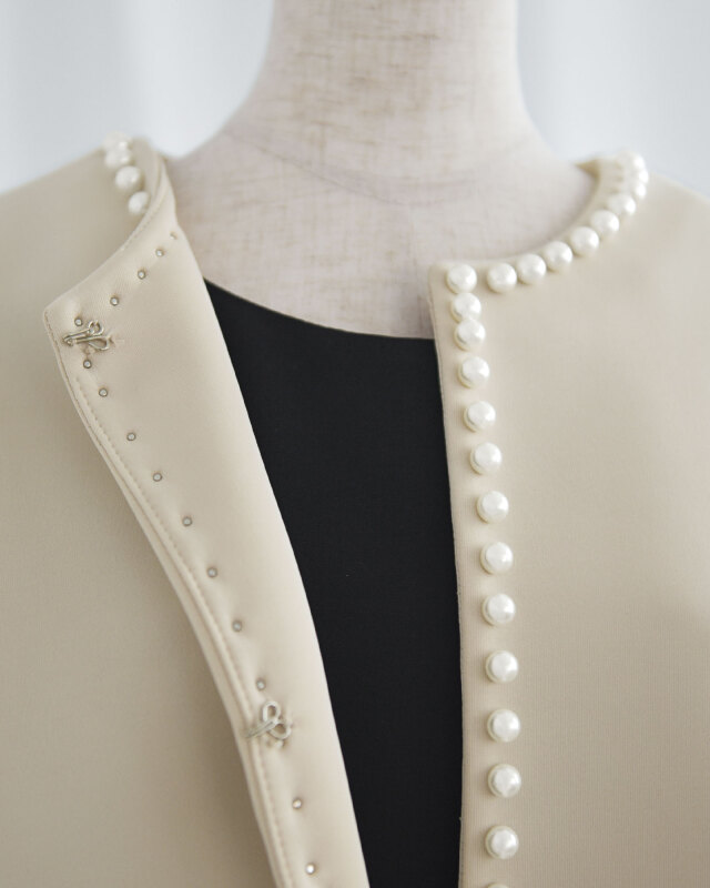 ハリ感のある生地で体のラインを拾いにくい安心素材。