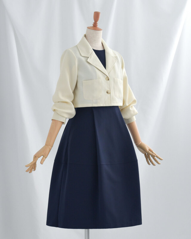 斜めシルエット。立体的なパフスリーブが腕を華奢に見せます。