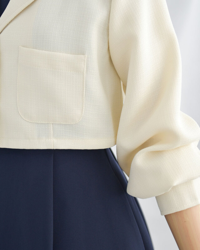 裾のディテール。コンパクトな着丈がワンピとの相性抜群です。