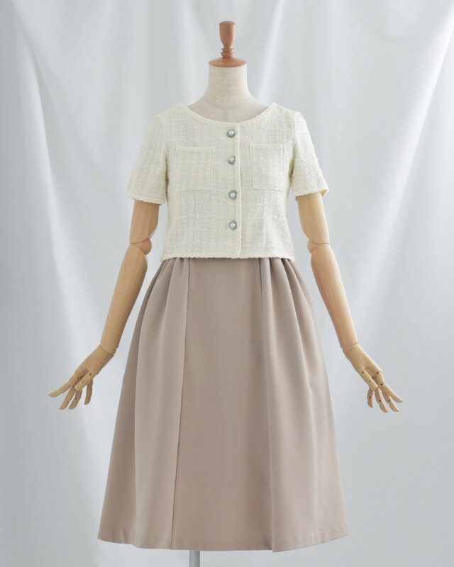 清楚で柔らかな印象を与えるアイボリー。お顔映りも華やかに彩る上品なジャケット。