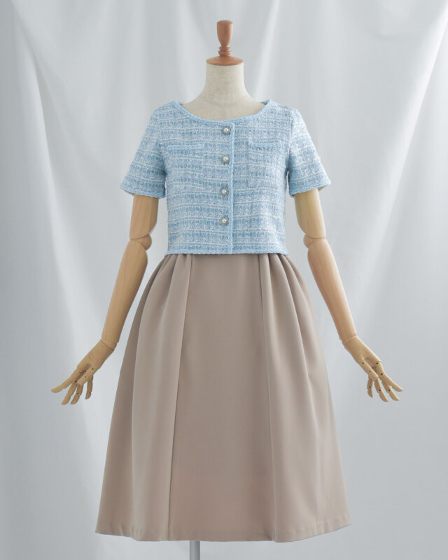 凛とした気品漂うブルー。日常から特別な日まで、無理なく美しさを引き立てます。