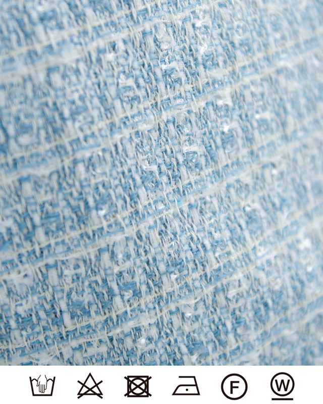 爽やかなライトブルーの上質ツイード。繊細な織りが生み出す表情豊かな生地が、40代女性の肌を美しく見せます。