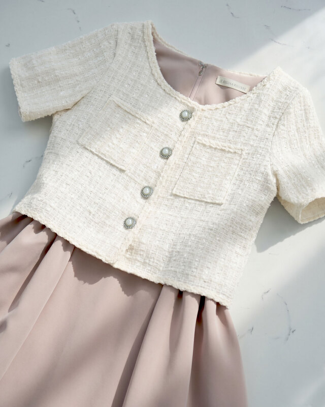 フォーマルにも合わせやすいツイード素材のショート丈ジャケット。レジーナ【神戸ワンピース専門店】