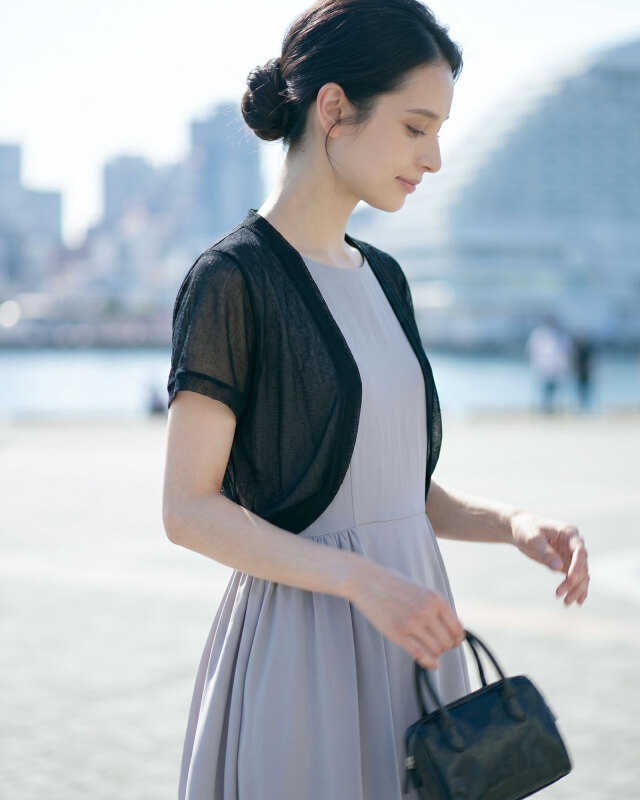 夏の冷房対策にもおすすめ。シックなブラックで洗練された印象に仕上がるきれいめシアーボレロ。