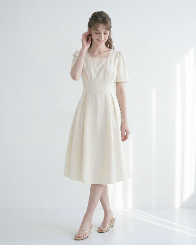 ふんわり広がるフレアシルエットが下半身を美しくカバー。上品で華やかな大人のきれいめワンピース。