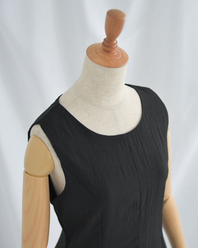 デコルテをすっきり見せるラウンドネック。上品で洗練された印象を与える大人のきれいめノースリーブワンピース。