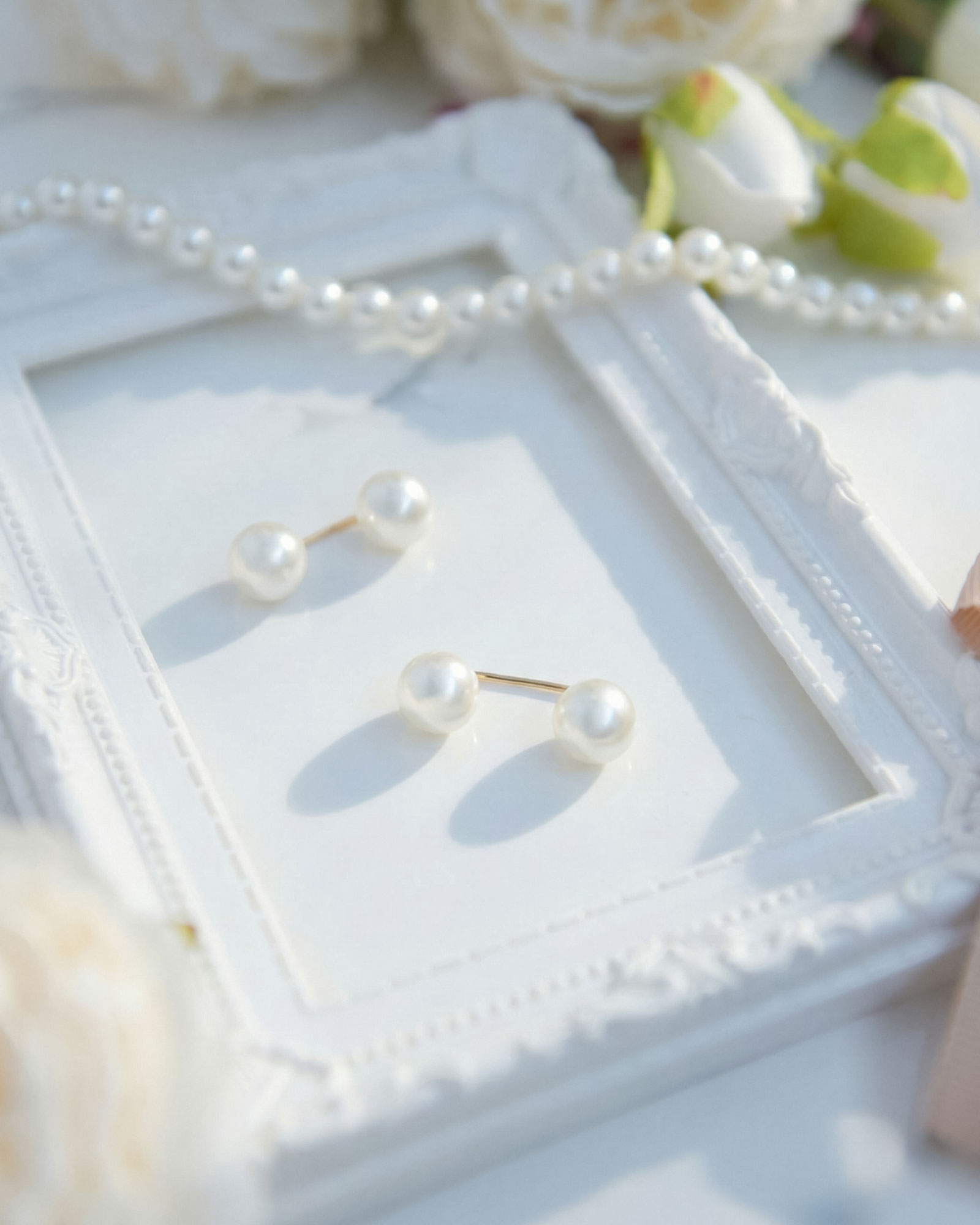 大粒パールがワンピースに上品な煌めきを添えるパールピン